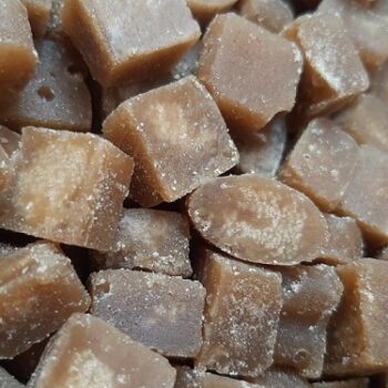 قند قهوه ایی با طعم دارچین