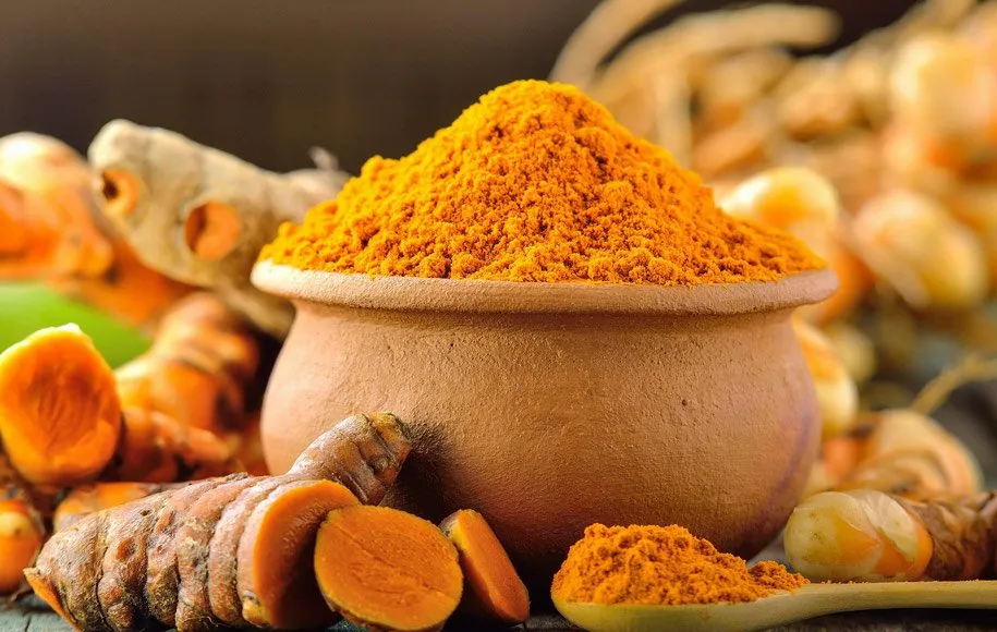 8 خاصیت شگفت انگیز زردچوبه برای سلامت و شادابی پوست 2 مزایای زردچوبه برای پوست