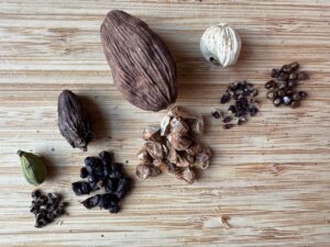 انواع هل؛ تفاوت هل اکبر، هل فالکون، هل باد و هل شکسته 2 types-of-cardamom