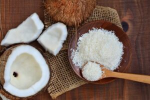 ۸ مورد از خواص و فواید شگفتانگیز آب نارگیل برای سلامتی 2 فواید شگفتانگیز نارگیل