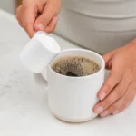 ۳ دلیلی که متخصصان تغذیه اضافه کردن پودر پروتئین به قهوه را پیشنهاد می‌کنند