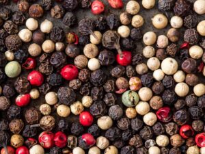 انواع فلفل سیاه؛ تفاوت دانه درشت، متوسط، خشن و پودر فلفل سیاه 2 types-of-black-pepper